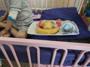 توزیع میوه و بسته غذایی در بین کودکان بستری بخش خون و انکولوژی بیمارستان بوعلی