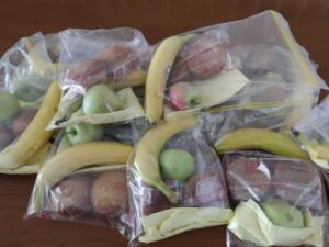 توزیع میوه در بین کودکان بستری